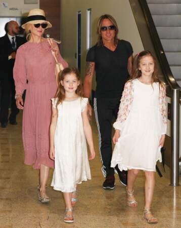 Look estival pour Nicole Kidman en robe vieux rose et chapeau pour une arrivée en famille à l'aéroport de Sydney en 2017