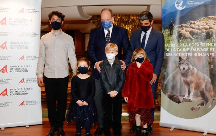 Le prince Albert II pose avec ses enfants à Monaco, le mardi 14 décembre 2021