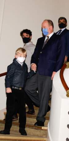 Le prince Albert de Monaco descend les marches avec son fils Jacques à la première de "Naïs au pays des loups", le mardi 14 décembre 2021