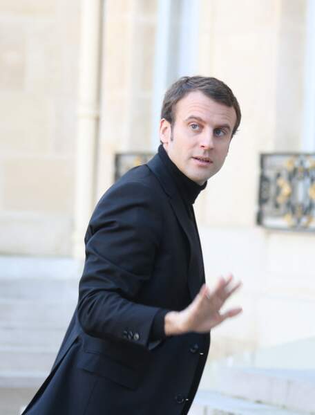 Emmanuel Macron avec un look chic et décontracté