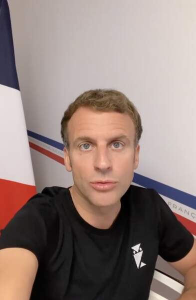 Emmanuel Macron avec un t-shirt noir
