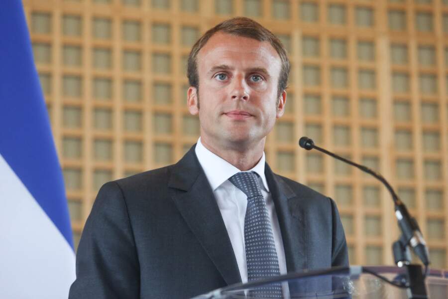 Emmanuel Macron avait les cheveux courts