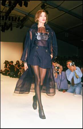 Carla Bruni surprend le public. enaffichant une coupe au carré lors du défilé de mode Claude Montana collection prêt-à-porte printemps-été 1992-1991, à Paris, le 17 octobre 1991.