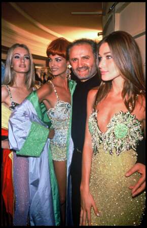 Carla Bruni pose aux côtés de ses amies mannequins Karen Mulder, Linda Evangelista et le styliste Gianni Versace lors d'un défilé de mode, à Paris, le 22 juillet 1991.