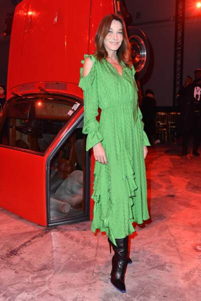 Carla Bruni audacieuse dans une robe vert émeraude aux épaules dénudées pour assister au défilé  de mode prêt-à-porter "Off-White" automne-hiver 2020/2021 lors de la semaine de la mode à Paris, France, le 27 février 2020. 
