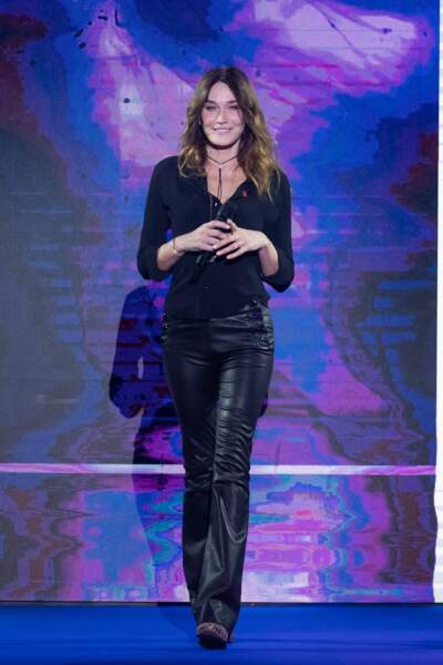 Carla Bruni glamour et rock dans un pantalon en cuir noir lors de son passage dans l'émission "Sidaction, ensemble contre le Sida - Merci Line" au Paradis Latin à Paris, le 2 mars 2021.