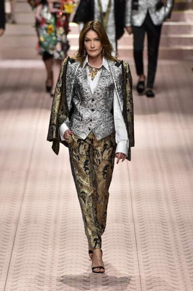 Carla Bruni fait un retour fracassant sur le catwalk lors du défilé Dolce & Gabbana pour la collection Prêt-à-Porter Printemps/Eté 2019 lors de la Fashion Week de Milan, le 23 septembre 2018.