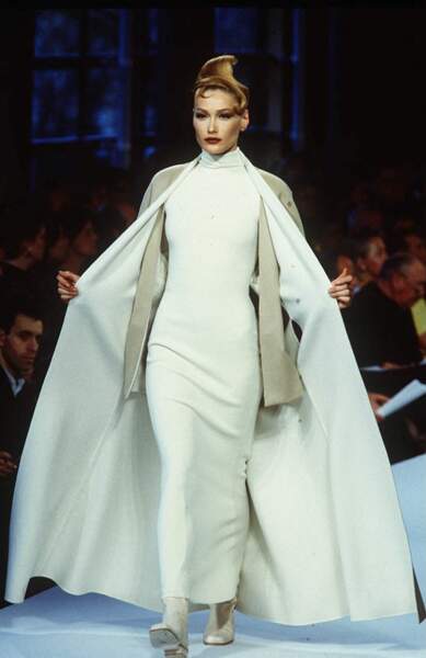 Carla Bruni captivante lors du défilé de mode Claude Montana collection prêt-à-porte automne-hiver 1996-1997, à Paris, le 18 mars 1996.