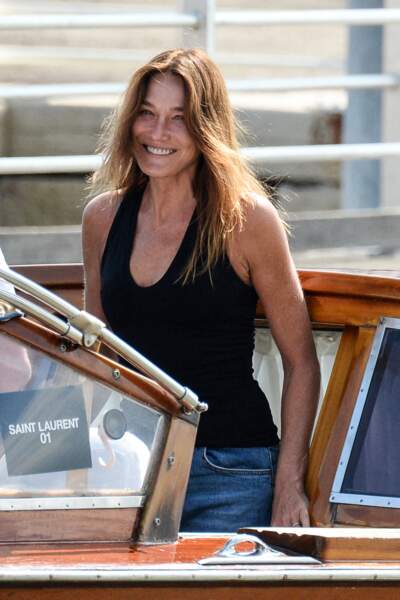 Carla Bruni souriante pour son arrivée à Venise, le 31 août 2021