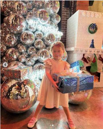La fille de Christian Estrosi et Laura Tenoudji, elle aussi heureuse du passage du père Noël.