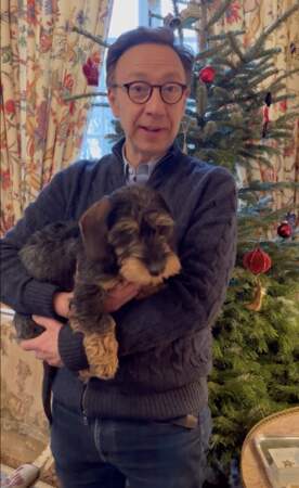 Stéphane Bern pose fièrement avec son chien pour Noël. La classe ! 