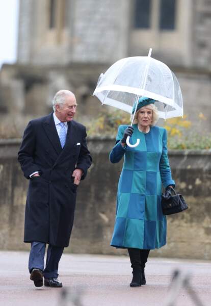 Le prince de Galles et Camilla Parker Bowles ont prévu le parapluie pour se rendre à la messe de Noël en ce jour pluvieux.