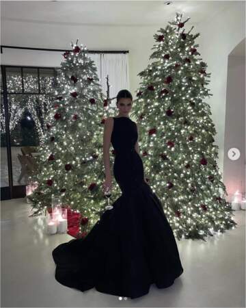 La sublime Kendall Jener dans une magnifique robe devant d'impressionnants sapins. Un Noël des plus simple en somme. 