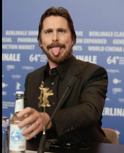 Christian Bale pas si sérieux lors d'une conférence comme le montre sa grimace 