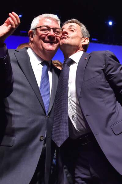 Nicolas Sarkozy échange un baiser avec Philippe Vittelen 2016