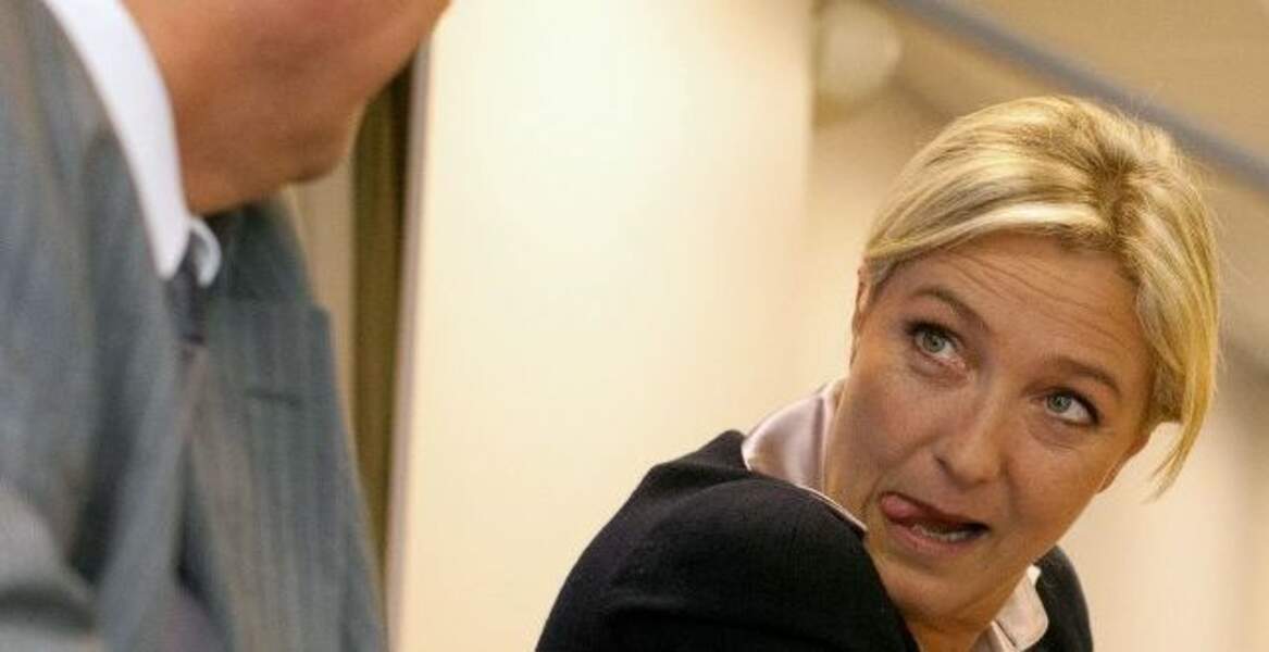 Marine Le Pen tire la langue à un confrère 