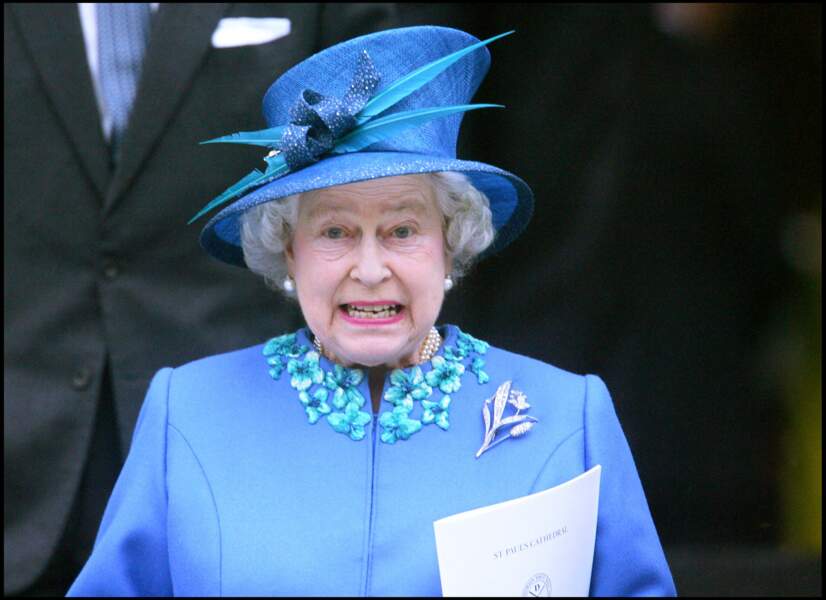 Elizabeth II avec un sourire (très) forcé 