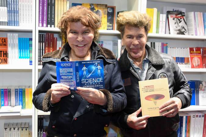 Les écrivains Igor et Grichka Bogdanoff au Salon du Livre de la Porte de Versailles à Paris, en mars 2019.