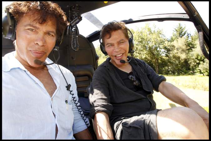 En 2010, Igor et Grichka Bogdanoff arrivent en hélicoptère à Saint-Tropez sur la Côte d'Azur.