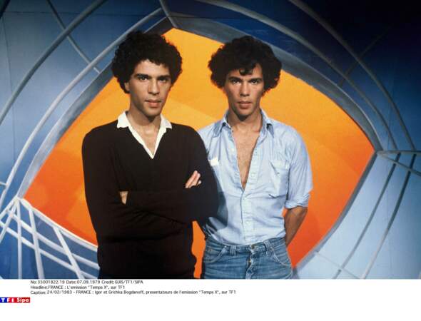 Igor et Grichka Bogdanoff sur le plateau de leur émission "Temps X" diffusée sur TF1, en 1979.