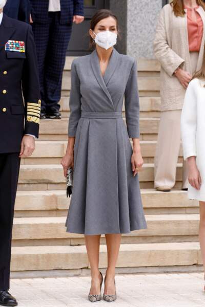 La robe grise cintrée de Letizia d'Espagne