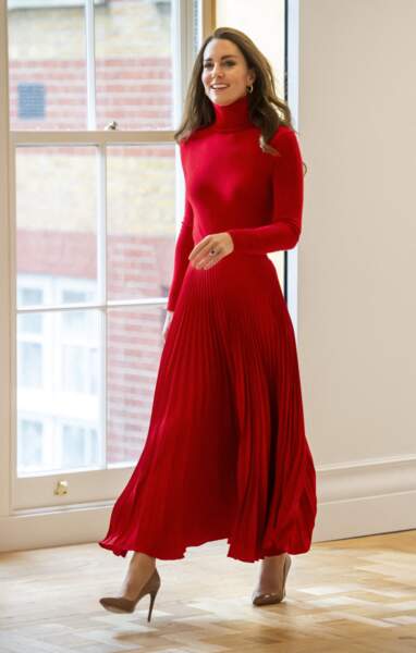 Le total lokk rouge cocl roulé et jupe plissée de Kate Middleton,  le 19 octobre 2021.