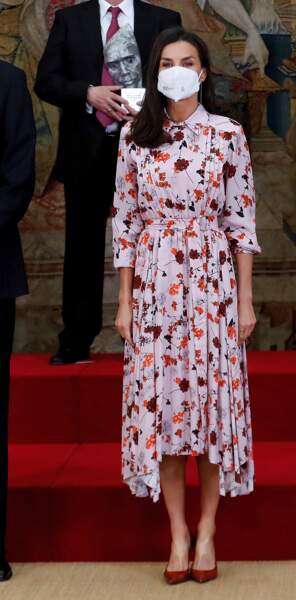 La robe longue et fleurie de Letizia d'Espagne, le 17 mai 2021.