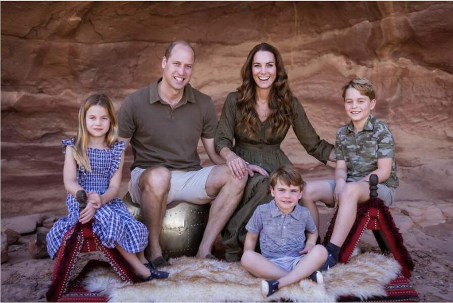 Le duc et la duchesse de Cambridge, entourés de leurs trois enfants George, Charlotte et Louis. La photo a été prise lors de leurs vacances familiales à Petra, en Jordanie.