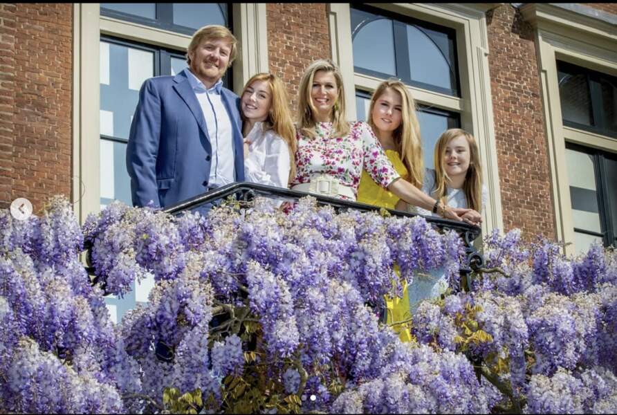 La dynastie des Pays-Bas a choisi un spot magnifiquement fleuri pour leurs voeux 2022. 