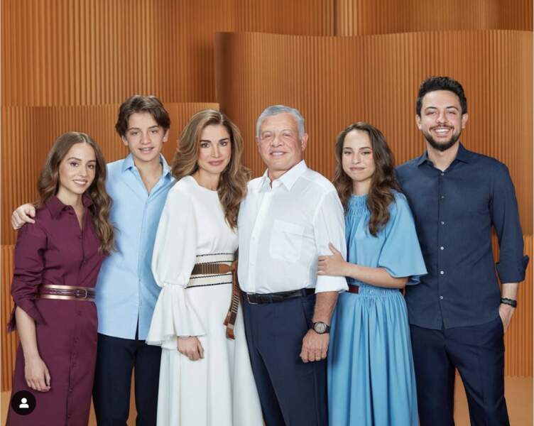 Le roi Abdallah II, son épouse la reine Rania de Jordanie et leurs quatre enfants : la princesse Iman bint Abdallah, le prince Hashem ben Abdallah, la princesse Salma ben Abdallah, et le prince héritier Hussein ben Abdallah. 