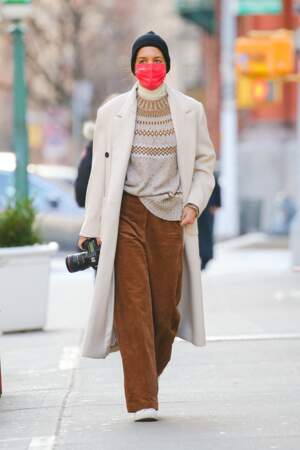 Katie Holmes arbore un parfait look d'hiver en manteau long et pantalon en velours