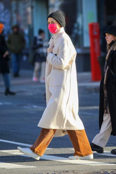 Grande et fine, Katie Holmes peut miser sur un manteau long, très tendance cet hiver 2022