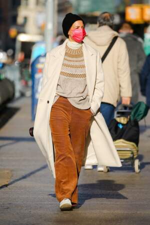 Katie Holmes lumineuse en total-look hivernal en manteau long et pantalon en velours