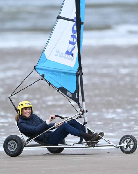 Kate Middleton en doudoune et bottines sur un char à voile, en Ecosse le 26 mai 2021.