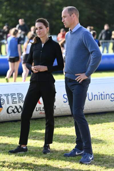 Kate Middleton en tenue de sport et total look noir avec pantalon, veste et basket, le 29 septembre 2021.