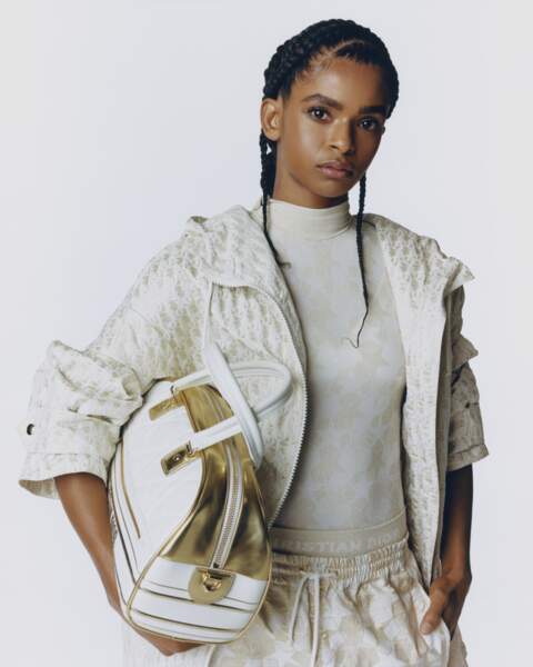 La boxeuse, mannequin et activiste Ramla Ali porte un sac Dior Vibe blanc et doré