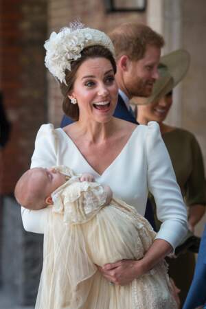 Kate Middleton tenant dans ses bras son second fils, le prince Louis, lors de son baptême en 2018.
