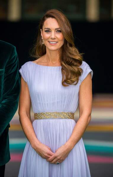 Kate Middleton ravissante, les cheveux longs et ondulés et coiffés sur le côté, le 17 octobre 2021.