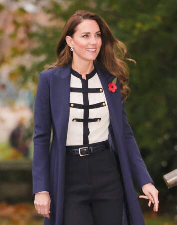 Kate Middleton, cheveux au vent et coiffés sur le côté, le 10 novembre 2021. 
