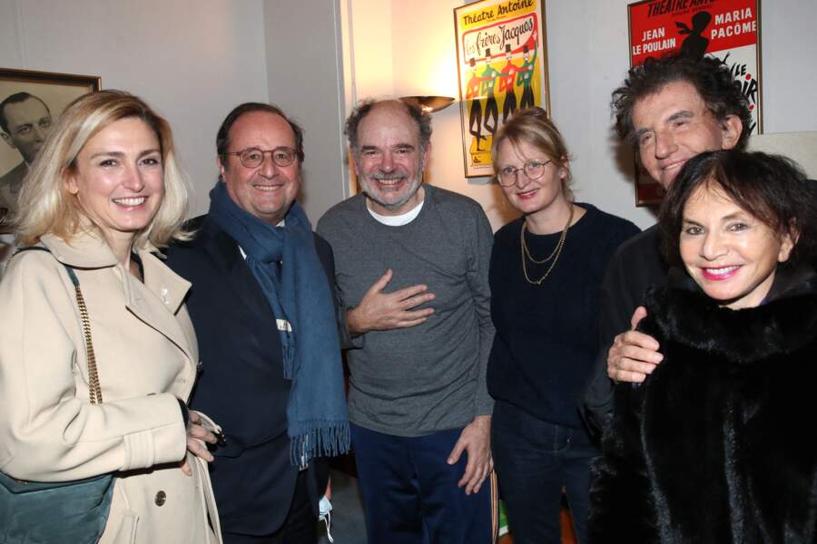 Julie Gayet et François Hollande tout sourire au théâtre Antoine à Paris