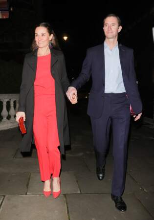 Pour l'occasion, Pippa Middleton affiche un look flamboyant, toute de rouge vêtue.