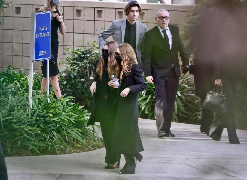 Ashley Olsen et Mary-Kate Olsen disent adieu à Bob Saget au "Mt. Sinai Memorial Parks and Mortuaries" à Los Angeles, le 14 janvier