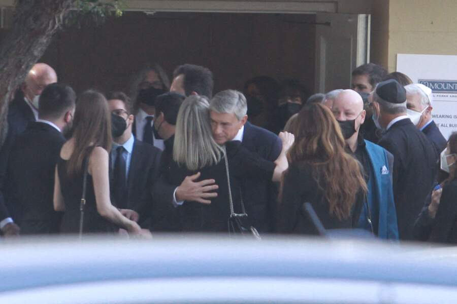 L'entourage de Bob Saget se console le jour de ses funérailles à Los Angeles, le 14 janvier