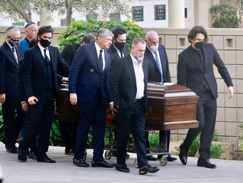 Dave Coulier, Jeff Ross, Judd Apatow, Ted Sarandos, Steve Hale... portent le cercueil de Bob Saget, ce 14 janvier 