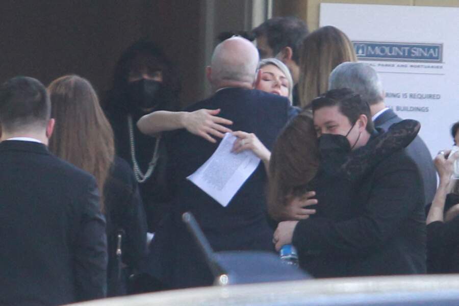 Kelly Rizzo (la veuve de Bob Saget) réconfortée par un ami de la famille lors de l'enterrement de Bob Saget à Los Angeles, le 14 janvier 