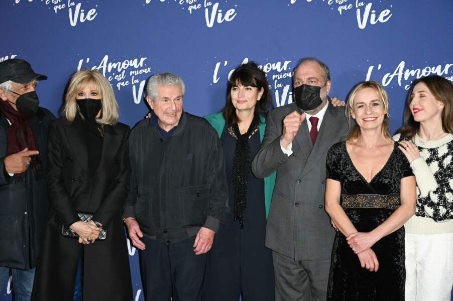 Brigitte Macron assortit son masque à son pull et son manteau lors de l'vant-première du film "L'amour c'est mieux que la vie" réalisé par Claude Lelouch 