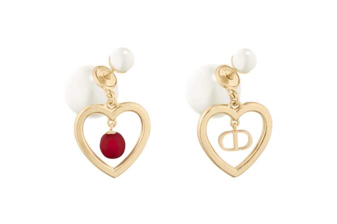 Boucles d'oreilles Dior Tribales métal finition dorée, perles en résine blanche et perle en verre rouge, Christian Dior, 490€