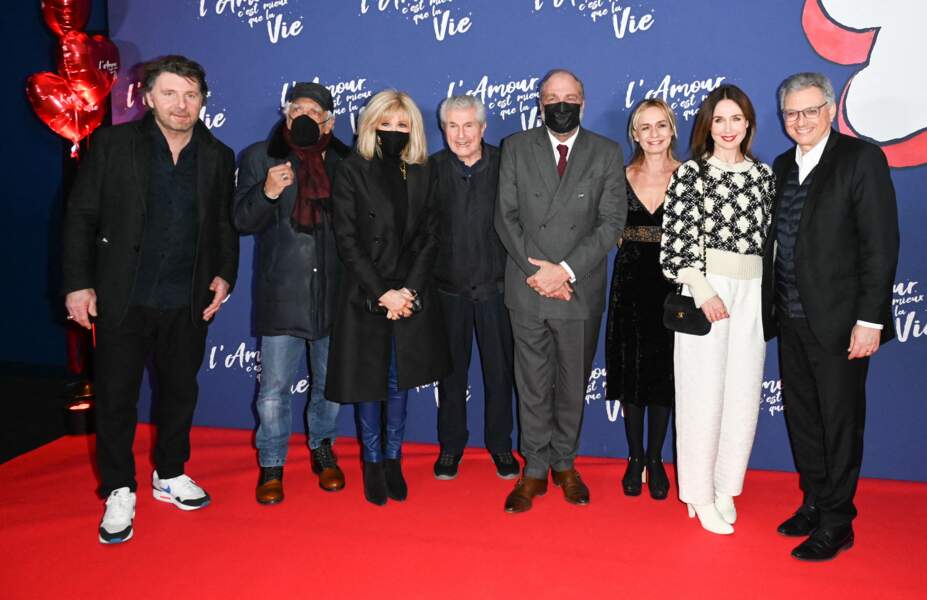 Brigitte Macron prend la pose en col roulé et jean avec toute l'équipe du film "L'amour c'est mieux que la vie" réalisé par Claude Lelouch à Paris le 17 janvier 2022. 