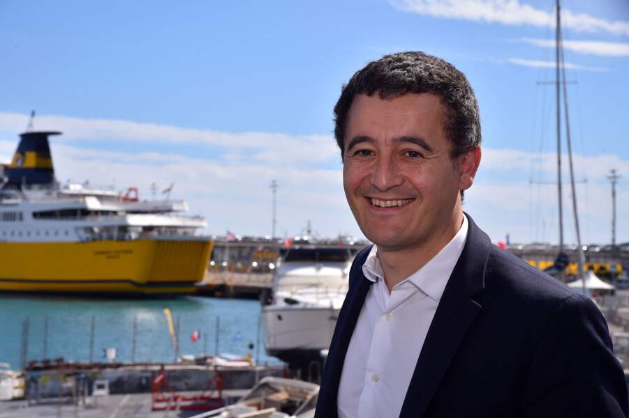 Gérald Darmanin, le ministre de l'Action et des Comptes publics, tout sourire, lors de sa visite de la vedette garde-côtes de Nice, la DF 33 en compagnie du maire de Nice, Christian Estrosi, le 11 août 2017. Cet été là, il passait ses vacances en Corse