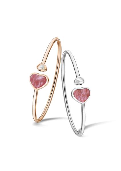 Bracelets-joncs Collection Happy Hearts en or éthique 18 carats rose ou blanc composés d’un cœur en nacre rose et d’un cœur muni d’un diamant mobile, Chopard, prix sur demande